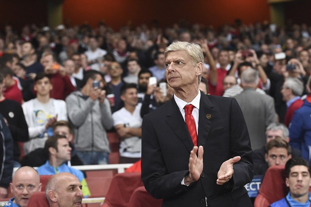 Giáo sư Wenger kỉ niệm năm thứ 18 dẫn dắt Arsenal bằng một chiến thắng không thể tuyệt vời hơn