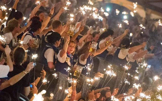 Những người phục vụ ăn mừng trong ngày cuối cùng của lễ hội bia lớn nhất thế giới Oktoberfest ở Munich, Đức.