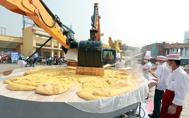 Chiếc bánh bí ngô không lồ nặng 931 kg được tạo ra bởi 40 đầu bếp tại công viên Cửa sổ Thế giới ở tỉnh Hồ Nam, Trung Quốc.