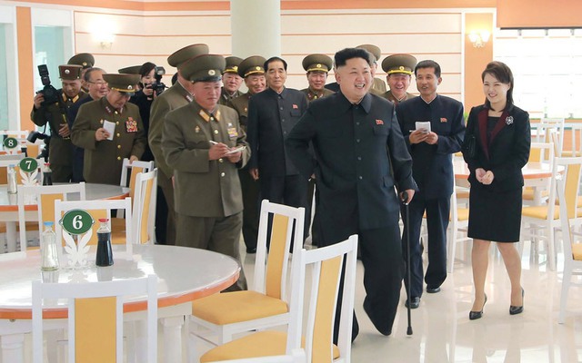 Nhà lãnh đạo Triều Tiên Kim Jong-un và vợ Ri Sol-ju thăm nhà ăn mới xây dựng dành cho các quân nhân.