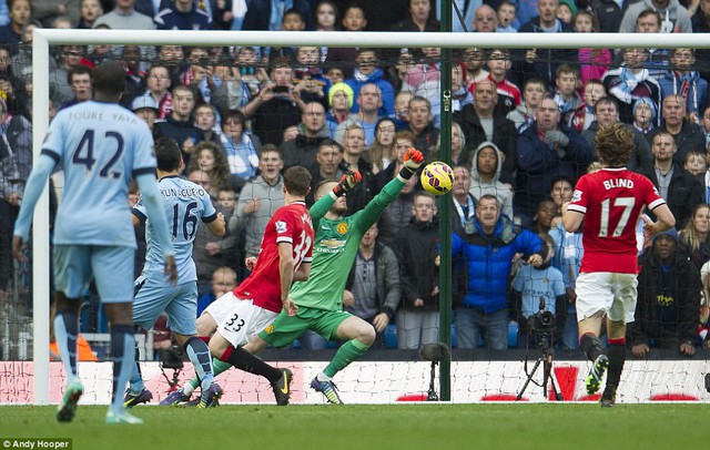 Aguero ghi bàn cho Man City