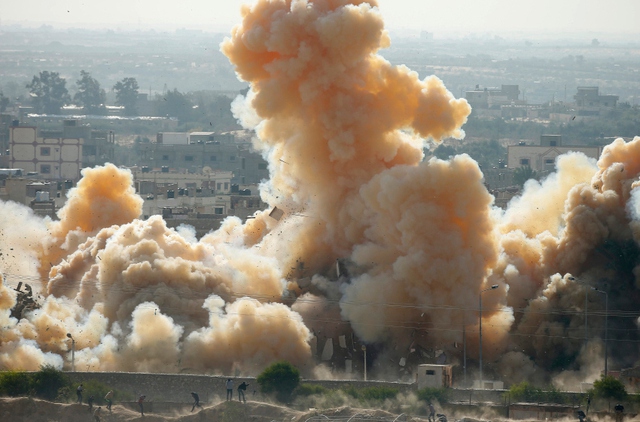 Khói bụi bốc lên cuồn cuộn sau một chiến dịch quân sự ở Rafah, Ai Cập.