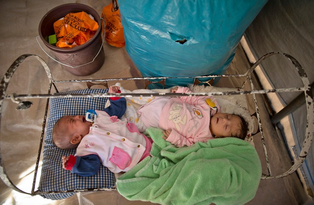 Trẻ sơ sinh sớ tán khỏi Syria phải nằm chung nôi tại một trại tị nạn ở Suruc, Thổ Nhĩ Kỳ.