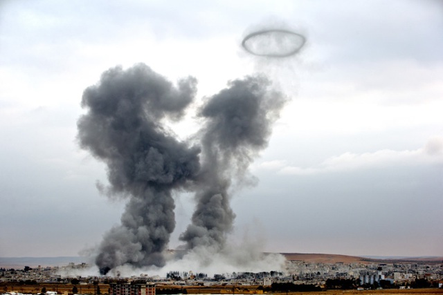 Khói bụi bốc lên bầu trời từ thị trấn Kobane, Syria, sau cuộc không kích của liên quân do Mỹ đứng đầu.