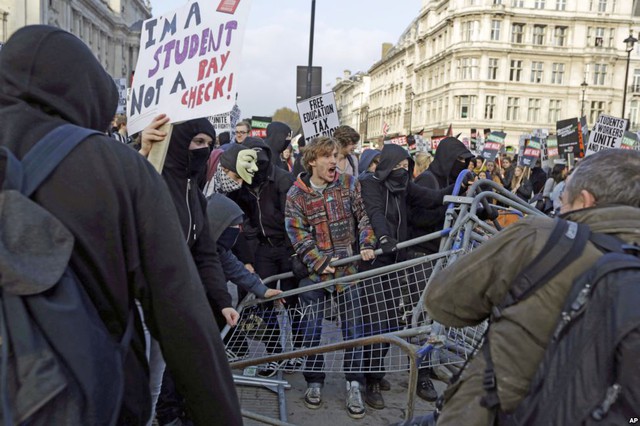 Sinh viên biểu tình phá hàng rào an ninh do cảnh sát dựng trên quảng trường Quốc hội ở London, Anh.