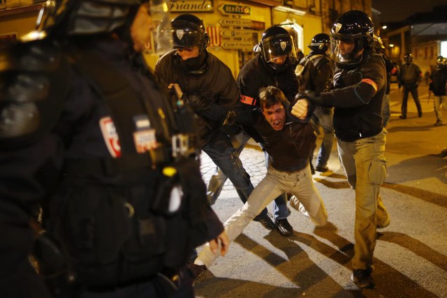 Một người đàn ông bị bắt giữ trong cuộc biểu tình phải đối hành động tàn bạo của cảnh sát ở Nantes, Pháp.