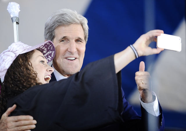 Ngày 18/5/2014, Ngoại trưởng Mỹ John Kerry tự sướng cùng sinh viên trường ĐH Yale, khi ông đến diễn thuyết tại New Haven. Nguồn: dfic.cn