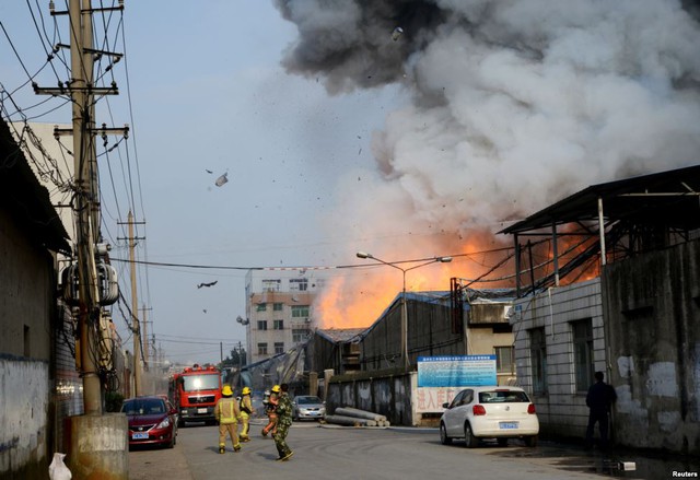Khói bụi bóc lên bầu trơi sau vụ nổ tại một khu chợ hóa chất ở thành phố Ôn Châu, Trung Quốc.