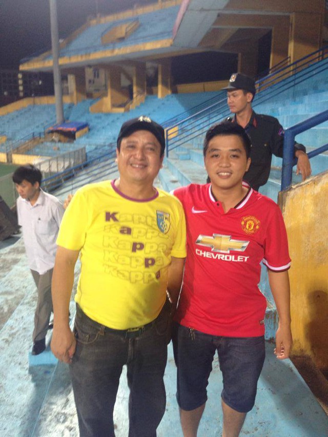 Ngoài bóng đá trong nước, Nguyễn Vân Cương còn yêu giải ngoại hạng, đặc biệt là Man United. Thần tượng của chàng sinh viên này là siêu sao Cris Ronaldo (trong ảnh: Cương chụp cùng một fan nổi tiếng của Man United - nghệ sĩ Chí Trung)