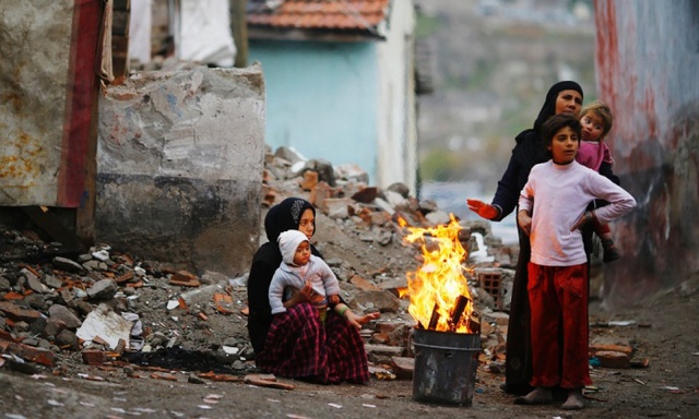 Người tị nạn Syria sưởi ấm quanh bếp lửa tại một khu tị nạn ở ngoại ô thành phố Ankara, Thổ Nhĩ Kỳ.