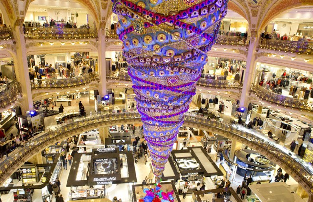 Cây thông Giáng sinh lộn ngược được đặt giữa trung tâm thương mại Galeries Lafayette ở Paris, Pháp.