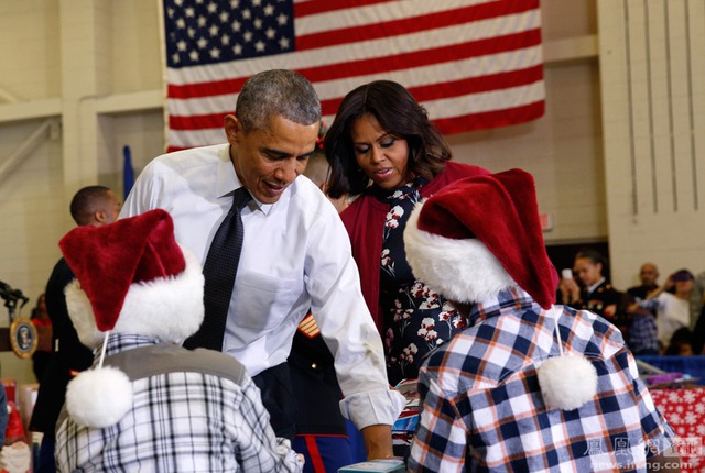 Ông Obama và phu nhân phát quà cho các em nhỏ.