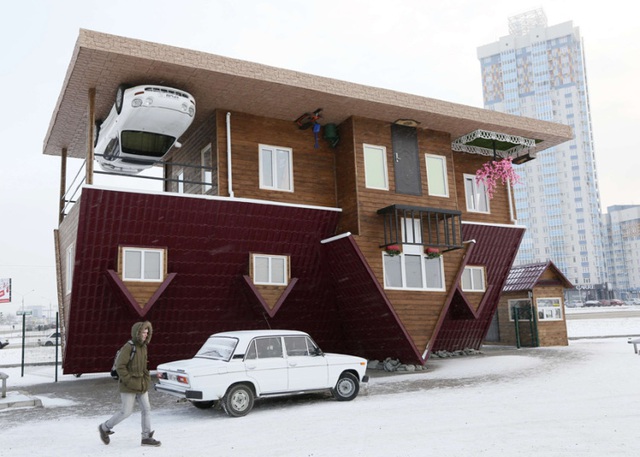 Người đàn ông đi qua ngôi nhà được xây dựng lộn ngược tại thành phố Krasnoyarsk, vùng Siberia, Nga.