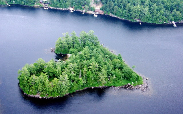 Hòn đảo Blueberry có hình trái tim ở vùng núi Laurentian, Canada.
