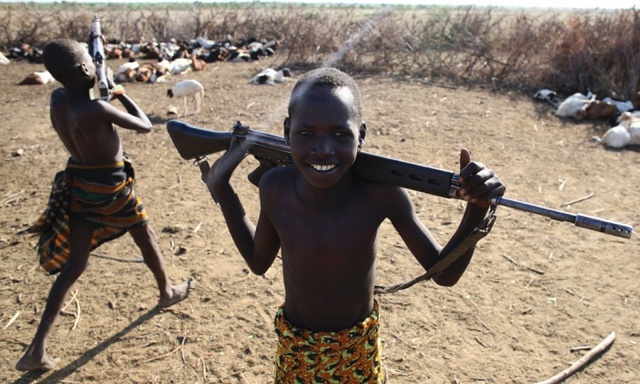 Các cậu bé chơi với súng trường tại một ngôi làng trong khu vực tranh chấp giữa Nam Sudan và Kenya, giáp biên giới với Ethiopia.