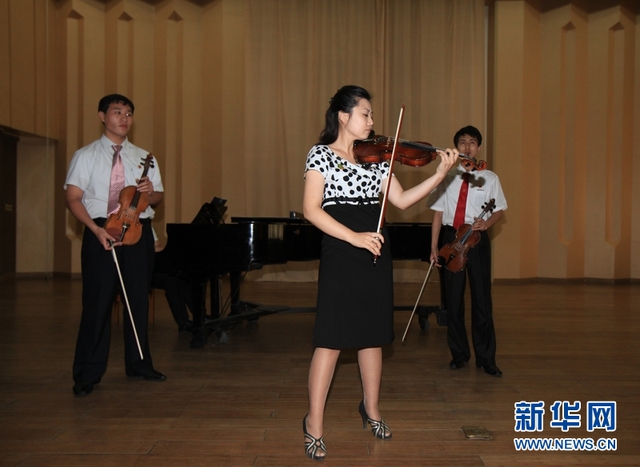 Nữ sinh Đại học âm nhạc Bình Nhưỡng biểu diễn đàn violin. Ảnh: THX.