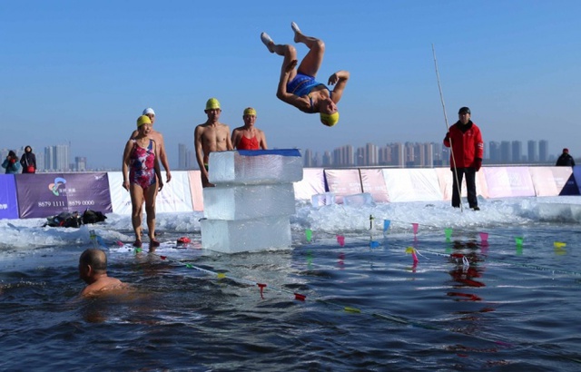 Một phụ nữ nhảy xuống bể bơi trên mặt hồ Định Tương bị đóng băng ở thành phố Thẩm Dương, Trung Quốc.
