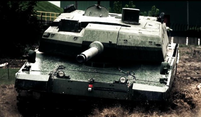 Trên Altay, tỷ lệ công nghệ của K-2 Black Panther chiếm tới 60%, xe được lắp pháo nòng trơn 120 mm do Rheinmetall chế tạo, vỏ giáp do công ty Rocketsat của Thổ Nhĩ Kỳ phát triển.