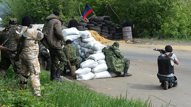 Lực lượng tự vệ thân Nga bảo vệ một điểm chốt ở ngoại ô thành phố Slavyansk, Ukraine.