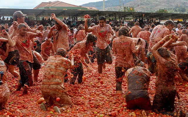 Hàng trăm người tham gia lễ hội cà chua Tomatina ở Sutamarchan, Colombia.