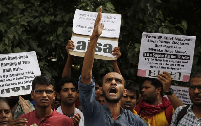 Các sinh viên của trường đại học Jawaharlal Nehru hô khẩu hiệu trong cuộc biểu tình phản đối vụ hai bé gái bị hiếp dâm tập thể tại ngôi làng Katra ở bang Uttar Pradesh, Ấn Độ.