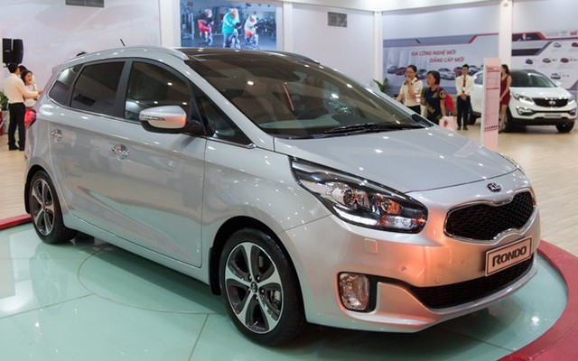 Kia Rondo Sự yếu ớt về vận hành và cùn mẻ về thiết kế của Carens là một trong những lý do quan trọng để Kia cho ra đời cái tên mới Rondo tại thị trường Việt Nam. Bởi thế, trước khi Rondo ra mắt, người tiêu dùng đã có tâm lý hồi hộp mong chờ. Lột xác gần như hoàn toàn về thiết kế, động cơ xăng 2.0L cho công suất 150 mã lực và động cơ dầu 1.7L cho công suất 135 mã lực, một loạt công nghệ mới được trang bị. Với những thay đổi, lẽ ra Rondo có thể tạo đột biến trên thị trường. Tuy nhiên thực tế lại không như vậy. Nếu như người tiêu dùng trông chờ vào một chiếc đa dụng 7 chỗ ngồi rộng rãi thì Rondo lại chỉ là một chiếc 5+2 chỗ ngồi chật hẹp. Và, trong khi người tiêu dùng Việt Nam vốn quen với yếu tố giá rẻ của xe Kia nói riêng và xe Hàn Quốc nói chung thì giá bán lẻ của Rondo lại ngang ngửa với đối thủ sừng sỏ Toyota Innova đến từ Nhật Bản, ở mức 729 - 826 triệu đồng. Với riêng Rondo, có vẻ như Thaco Kia đang quá tự tin vào những thành công của mình.