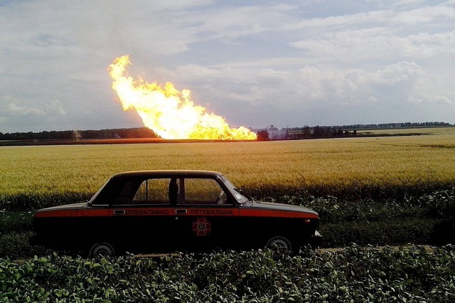 Lửa bốc lên từ hiện trường vụ nổ đường ống dẫn khí đốt từ Nga sang châu Âu tại Ukraine.
