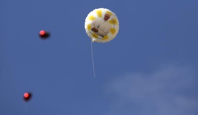 Một quả bóng bay có hình Giáo hoàng Francis bay trong buổi tiếp kiến hàng tuần của Đức thánh cha tại Quảng trường St.Peters ở Vatican. 