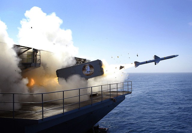 Phóng tên lửa RIM-7P từ chiến hạm USS Abraham Lincoln