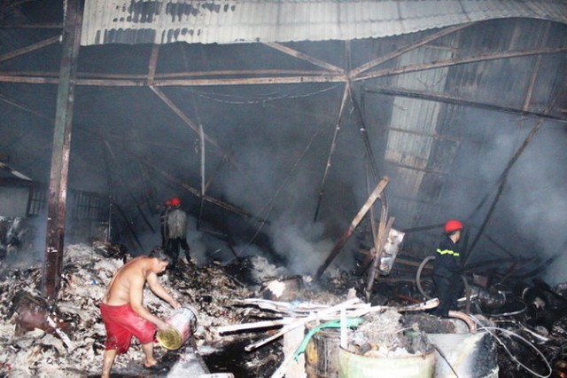 Sau tiếng nổ lớn, khói và lửa bốc lên nghi ngút ở vựa phế liệu trong hẻm 68 đường Ngô Chí Quốc, P.Bình Chiểu, Q.Thủ Đức, TP.HCM.