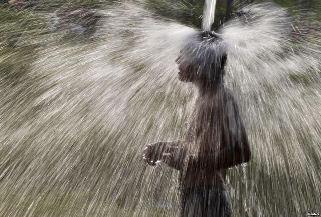 Một người đàn ông tắm dưới vòi nước vào buổi sáng tại ngôi làng Salamatpur, bang Punjab, Ấn Độ.