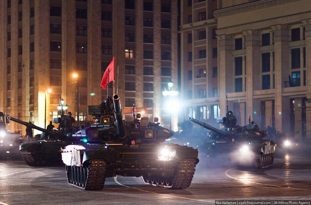 Xe tăng T-90A của sư đoàn Tamanskaya luyện tập duyệt binh tại Moscow