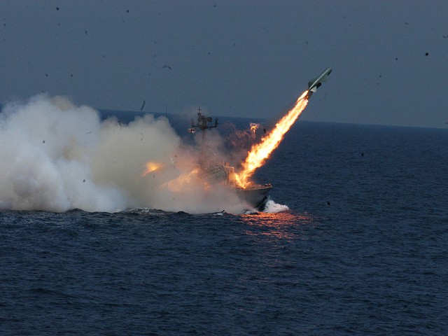 Tàu tên lửa Osa II phóng tên lửa Styx.
