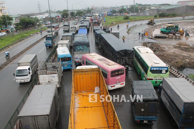 Các phương tiện di chuyển loạn xạ khiến tình trạng kẹt xe ngày một nghiêm trọng