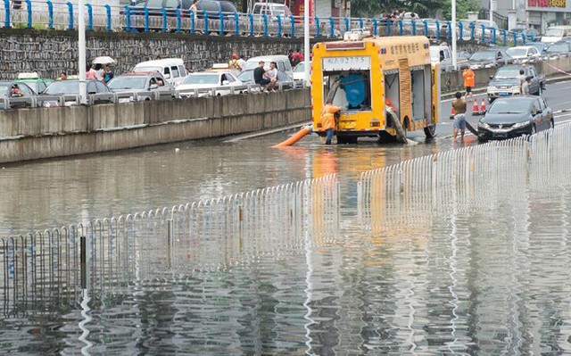 Đường phố Trung Quốc thành sông sau mưa lớn