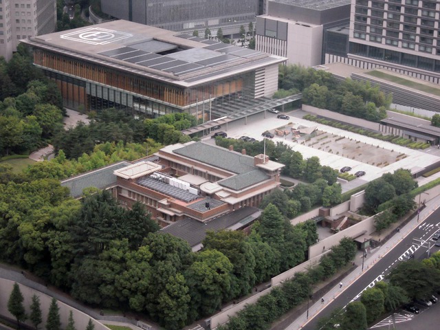 Toàn cảnh khu vực Dinh Thủ tướng Nhật mới (tòa nhà phía trên, có chữ P) và cũ tòa nhà phía dưới) tại Tokyo. Dinh Thủ tướng Nhật mới bắt đầu đi vào hoạt động từ năm 2002, thay thế cho tòa nhà cũ nằm ngay sát đó.