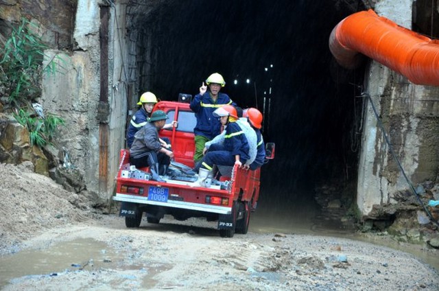Lực lượng cứu hộ tìm cách vào bên trong đường hầm. Ảnh: Lâm Thiên