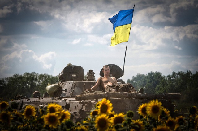 Binh sĩ quân đội Ukraine nằm nghỉ trên một chiếc xe tăng trong khi tham gia chiến dịch quân sự ở Slovyansk.
