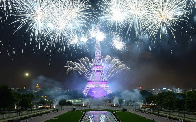 Pháo hoa rực sáng trên tháp Eiffel ở Paris trong dịp Ngày quốc khánh Pháp.