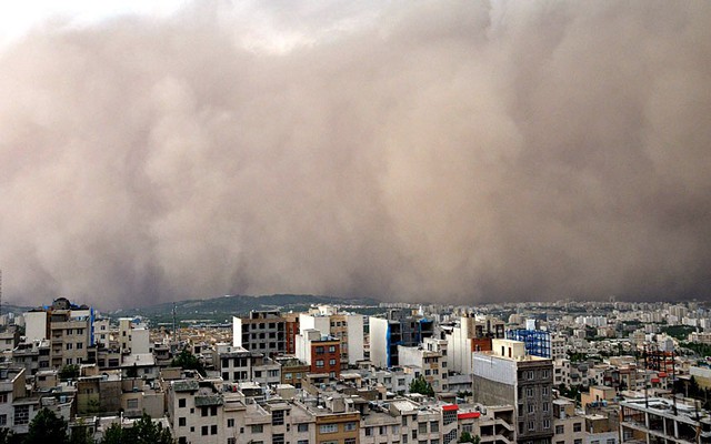 Bão cát tấn công thành phố Tehran của Iran, khiến 5 người thiệt mạng và hàng chục người bị thương.