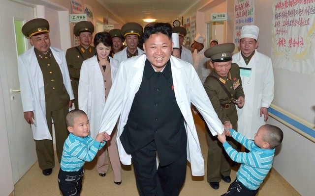 Nhà lãnh đạo Triều Tiên Kim Jong-un và vợ Ri Sol-Ju tới thăm khu dành cho trẻ em mồ côi tại  bệnh viện Taesongsan ở Bình Nhưỡng.