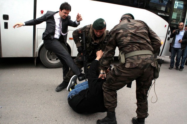 Yusuf Yerkel, Trợ lý của Thủ tướng Thổ Nhĩ Kỳ Recep Tayyip Erdogan, đã đá mạnh vào một người biểu tình khi người này đang bị cảnh sát cố giữ lại ở Soma, nơi xảy ra vụ nổ mỏ than, khiến hàng trăm người thiệt mạng.