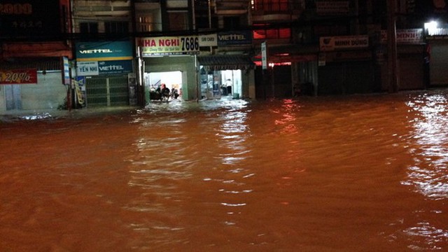 Đoạn quốc lộ 51 ở P. Long Bình Tân thi công ngổn ngang, khiến nước mưa không thoát kịp càng làm nơi đây bị ngập nặng nề.