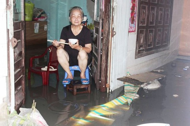 Mưa cuối mùa, dân Sài Gòn vẫn lội nước trên đầu gối