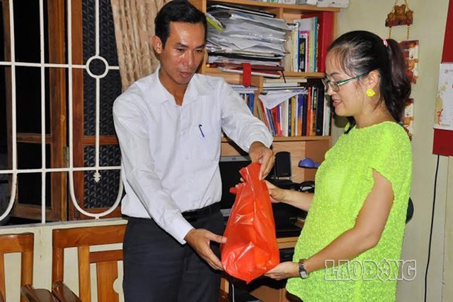 Ông Đinh Quang Tâm, phó Chủ tịch phường Phú Diễn đến thăm hỏi cháu bé và động viên gia đình chị Ngô Thanh An.