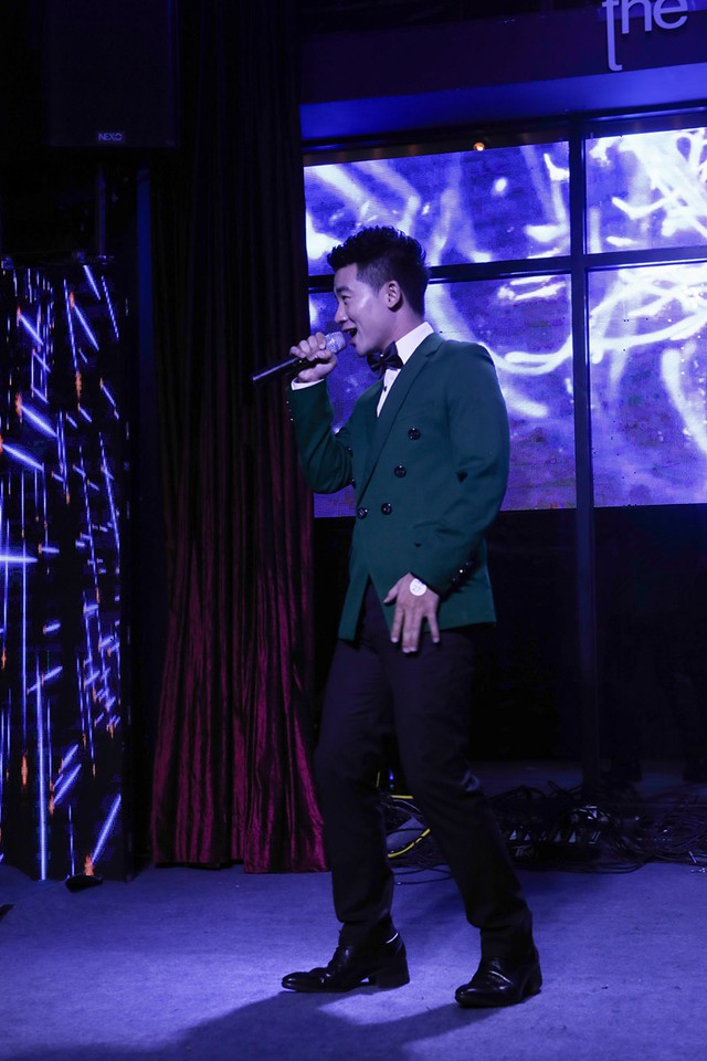 Việt Tú máu lửa thể hiện ca khúc Lột xác. Không chỉ là ca sĩ khách mời, Việt Tú còn là MC của 1 chuyên mục thuộc Kênh VTC11.