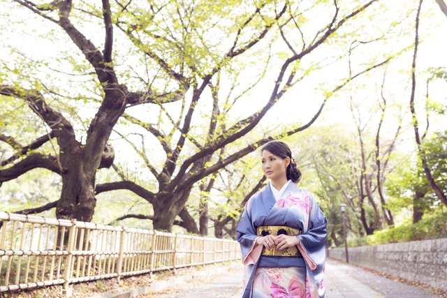 Mới đây, trong chuyến hành trình qua Nhật Hoa hậu quý bà Sương Đặng đã diện kimono của phụ nữ Nhật như người Nhật và cầm chiếc ô sắc màu rực rỡ đặc trưng bước dạo trong khu vườn tĩnh lặng, bình yên xứ sở mặt trời mọc này.