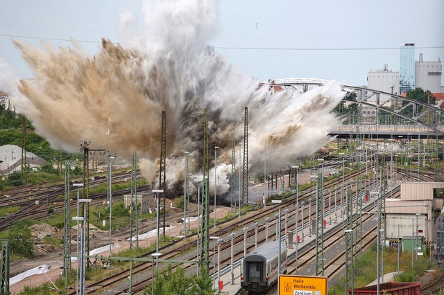 Các chuyên gia bom mìn kích nổ một quả bom cũ được phát hiện giữa các đường ray tàu hỏa ở Leipzig, Đức.