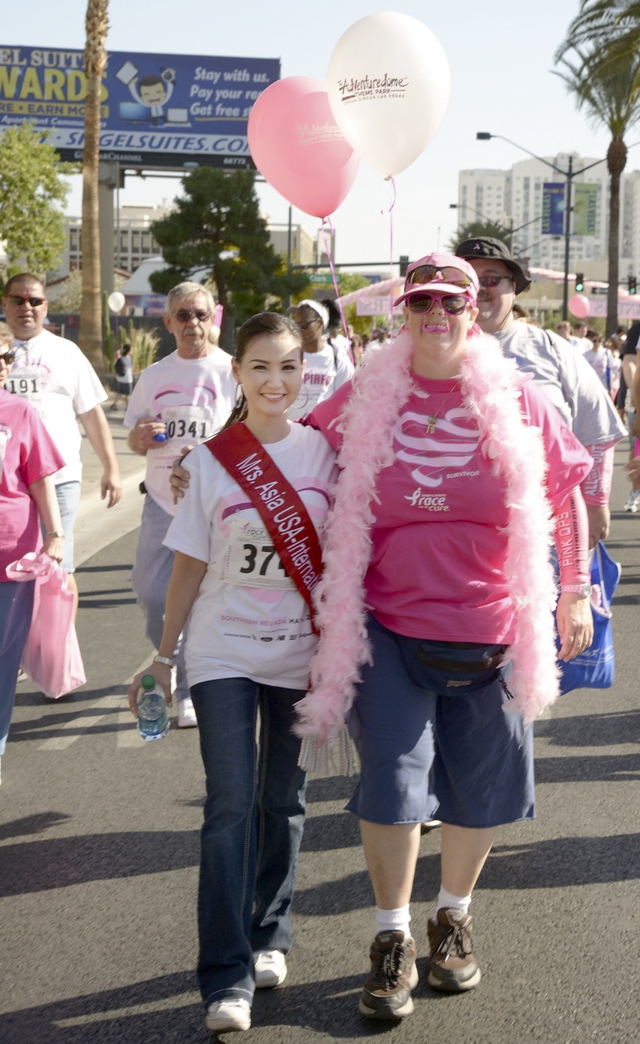 Tham gia đi bộ còn có cả những người bị ung thư (trong màu áo hồng)