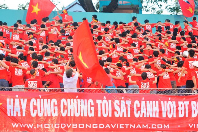 Khán giả tới xem và cổ vũ tuyển nữ Việt Nam rất đông, bài bản